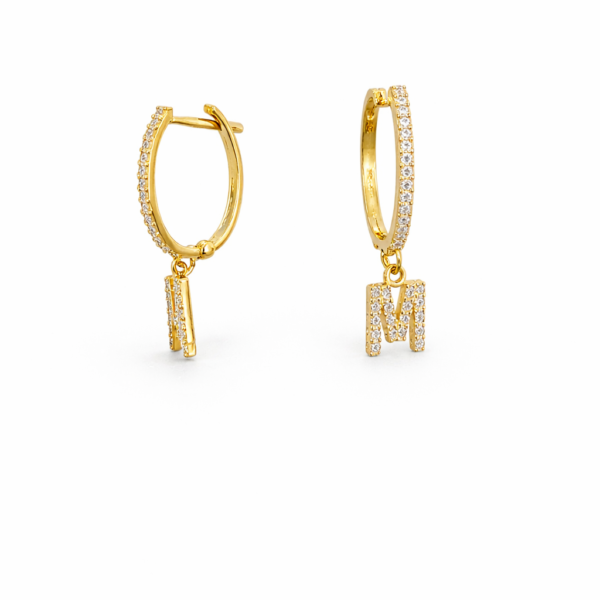 Argola Oval com Letra M e Pedras